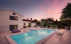 Villa Del Sol With Large Garden Perfect For Families
